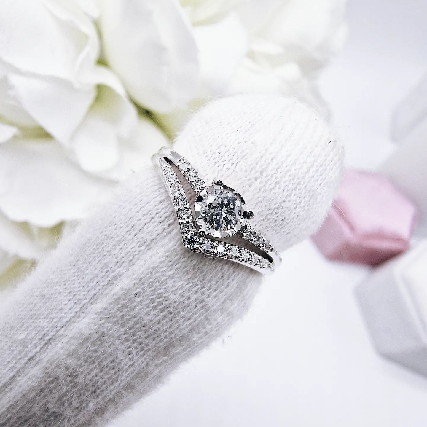 9ct White gold 0.33ct Split shank engagement ring