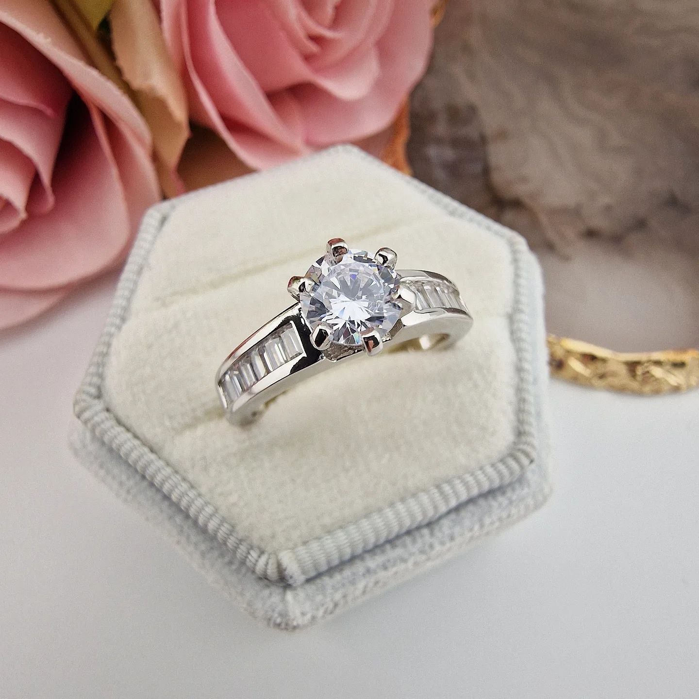 925 Sterling Silver Claw Set Cz Solitaire with Baguette Cz Shoulders Ring