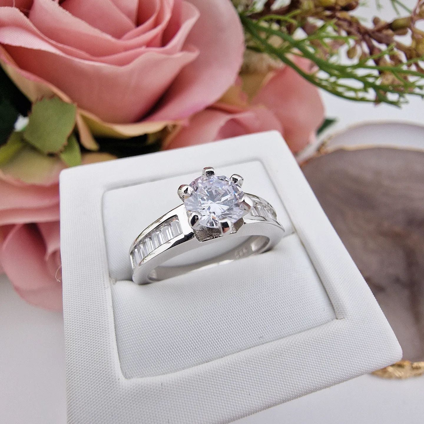 925 Sterling Silver Claw Set Cz Solitaire with Baguette Cz Shoulders Ring