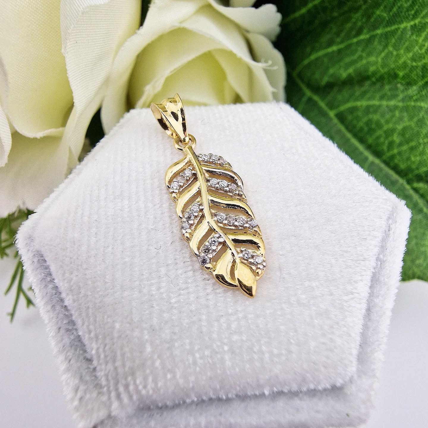 9ct Yellow Gold Cubic Zirconia Leaf Pendant