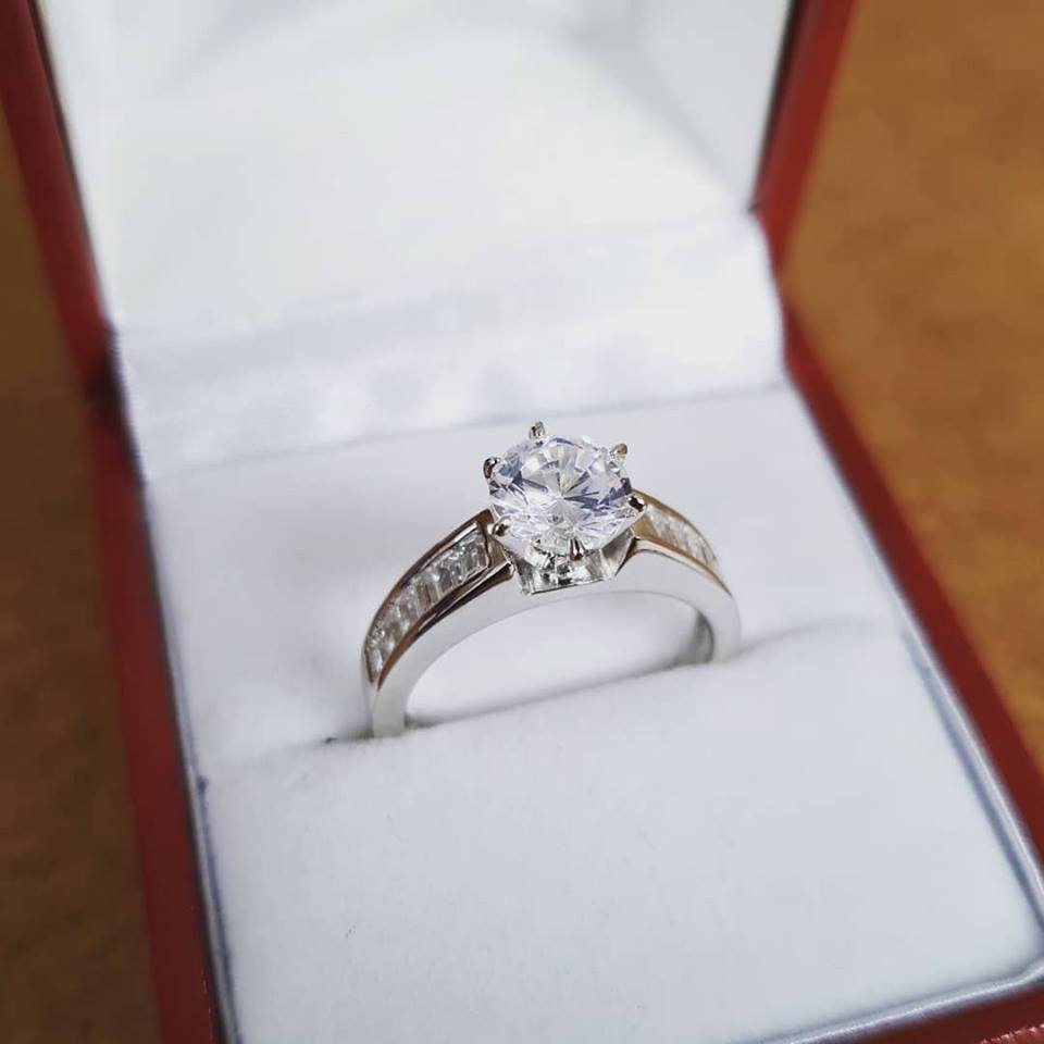 925 Sterling Silver Claw Set Cz Solitaire with Baguette Cz Shoulders Ring